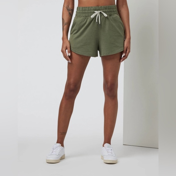 Vuori Pants - Vuori Halo Performance Shorts 2.0 in Dark Metal Heather